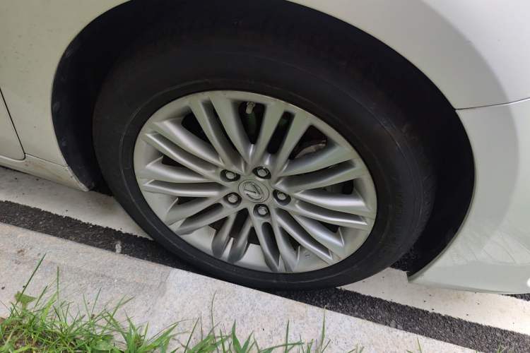 Used Lexus ES 2015 200 Elite Edition Right Front Wheel Hub
