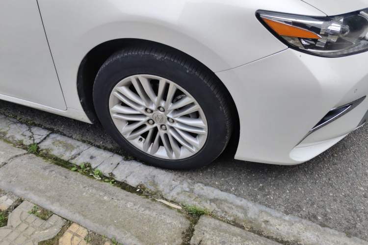 Used Lexus ES 2015 200 Elite Edition Right Front Wheel Hub