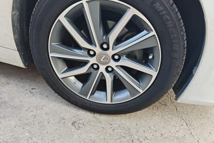 Used Lexus ES 2015 300h Comfort Edition Right Front Wheel Hub