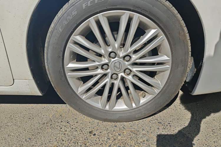 Used Lexus ES 2015 200 Elite Edition Right Front Wheel Hub