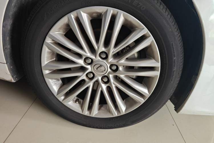 Used Lexus ES 2015 200 Elite Edition Right Front Wheel Hub