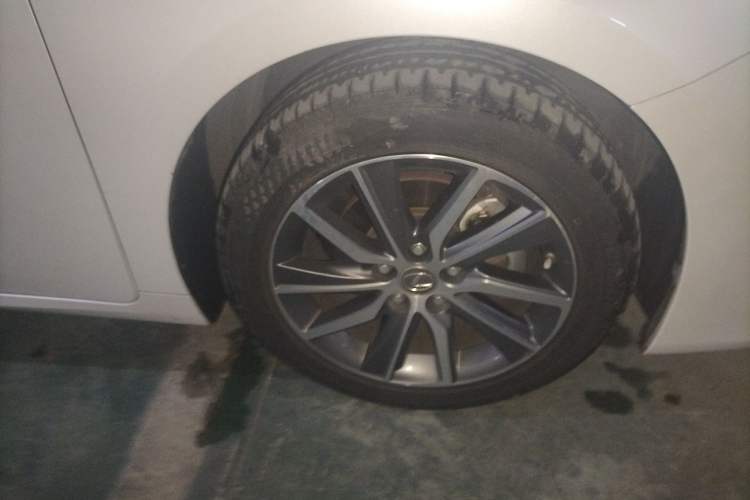 Used Lexus ES 2015 300h Comfort Edition Right Front Wheel Hub