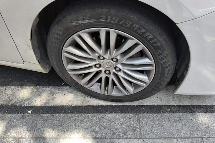 Used Lexus ES 2015 200 Elite Edition Right Front Wheel Hub
