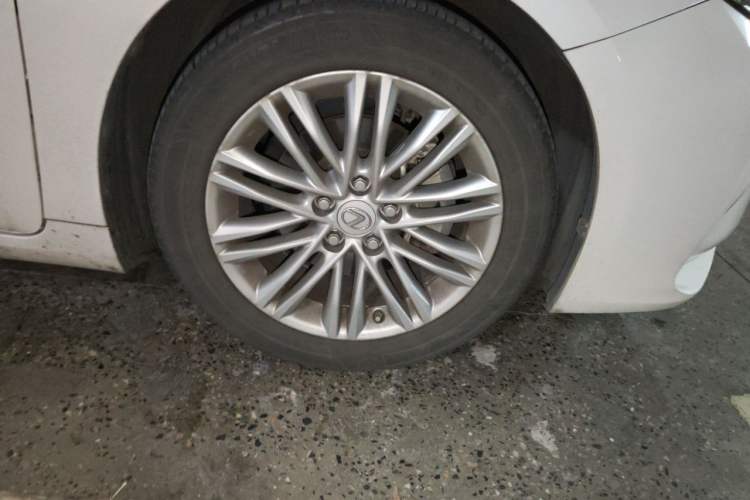Used Lexus ES 2015 200 Elite Edition Right Front Wheel Hub