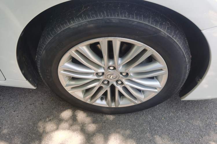 Used Lexus ES 2015 200 Elite Edition Right Front Wheel Hub