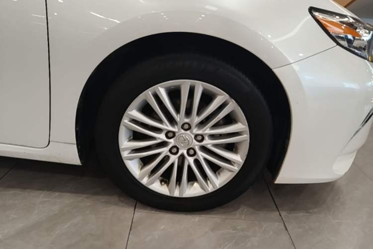 Used Lexus ES 2015 200 Elite Edition Right Front Wheel Hub