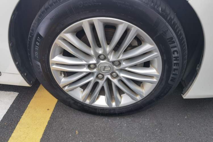 Used Lexus ES 2015 200 Elite Edition Right Front Wheel Hub