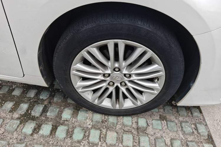 Used Lexus ES 2015 200 Comfort Edition Right Front Wheel Hub