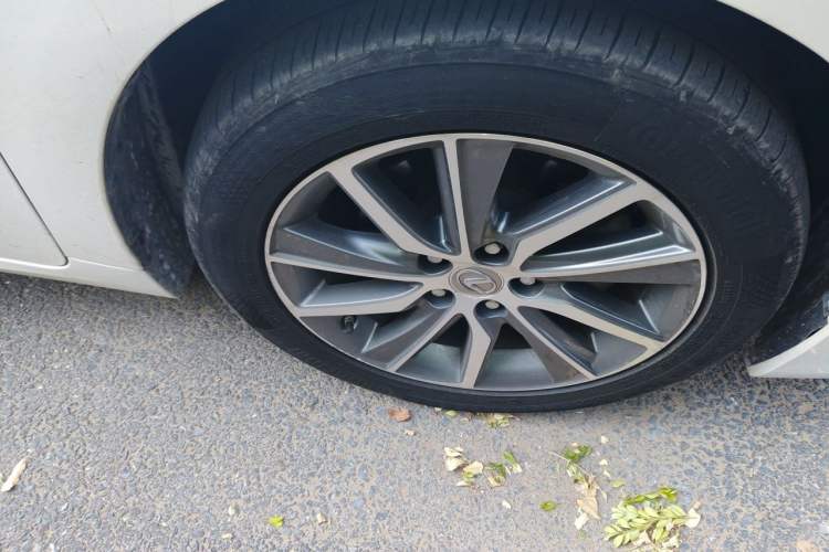 Used Lexus ES 2015 300h Comfort Edition Right Front Wheel Hub