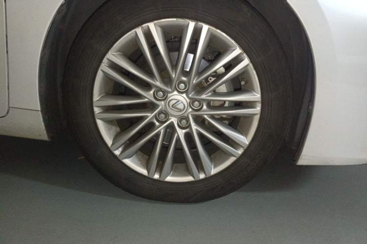 Used Lexus ES 2015 200 Elite Edition Right Front Wheel Hub