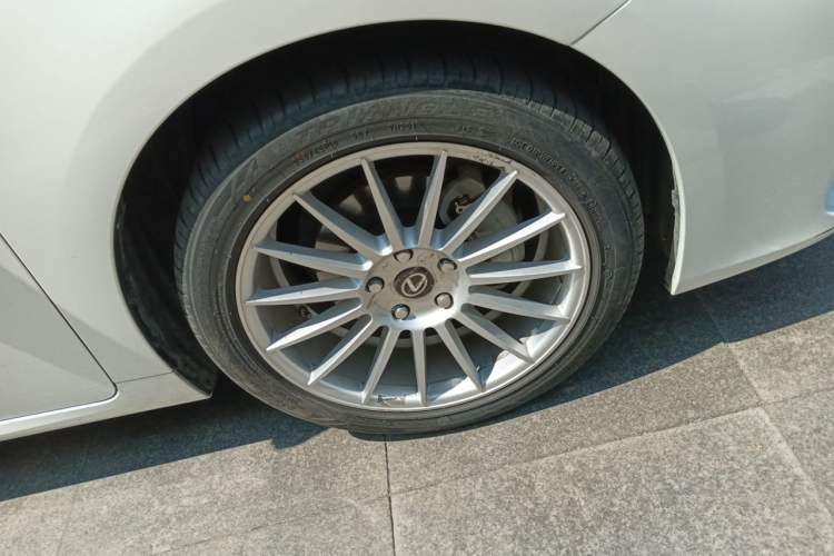 Used Lexus ES 2015 300h Luxury Edition Right Front Wheel Hub