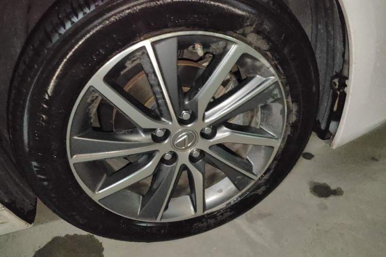 Used Lexus ES 2015 300h Comfort Edition Right Front Wheel Hub