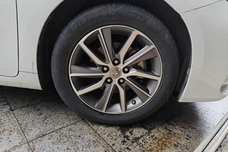 Used Lexus ES 2015 300h Comfort Edition Right Front Wheel Hub