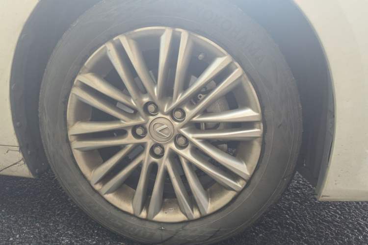 Used Lexus ES 2015 200 Comfort Edition Right Front Wheel Hub