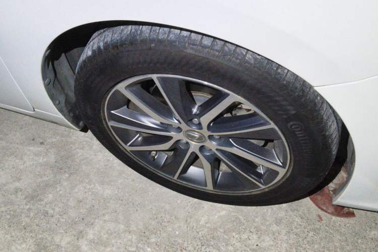 Used Lexus ES 2015 300h Comfort Edition Right Front Wheel Hub