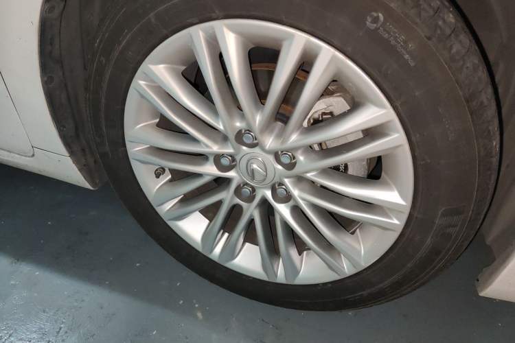 Used Lexus ES 2015 200 Comfort Edition Right Front Wheel Hub