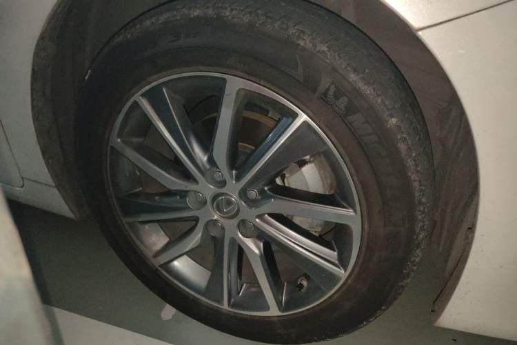 Used Lexus ES 2015 300h Comfort Edition Right Front Wheel Hub