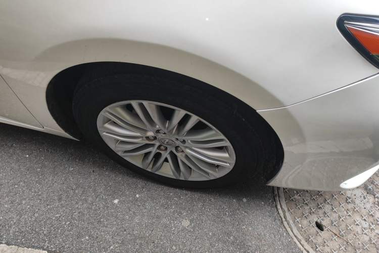 Used Lexus ES 2015 200 Elite Edition Right Front Wheel Hub