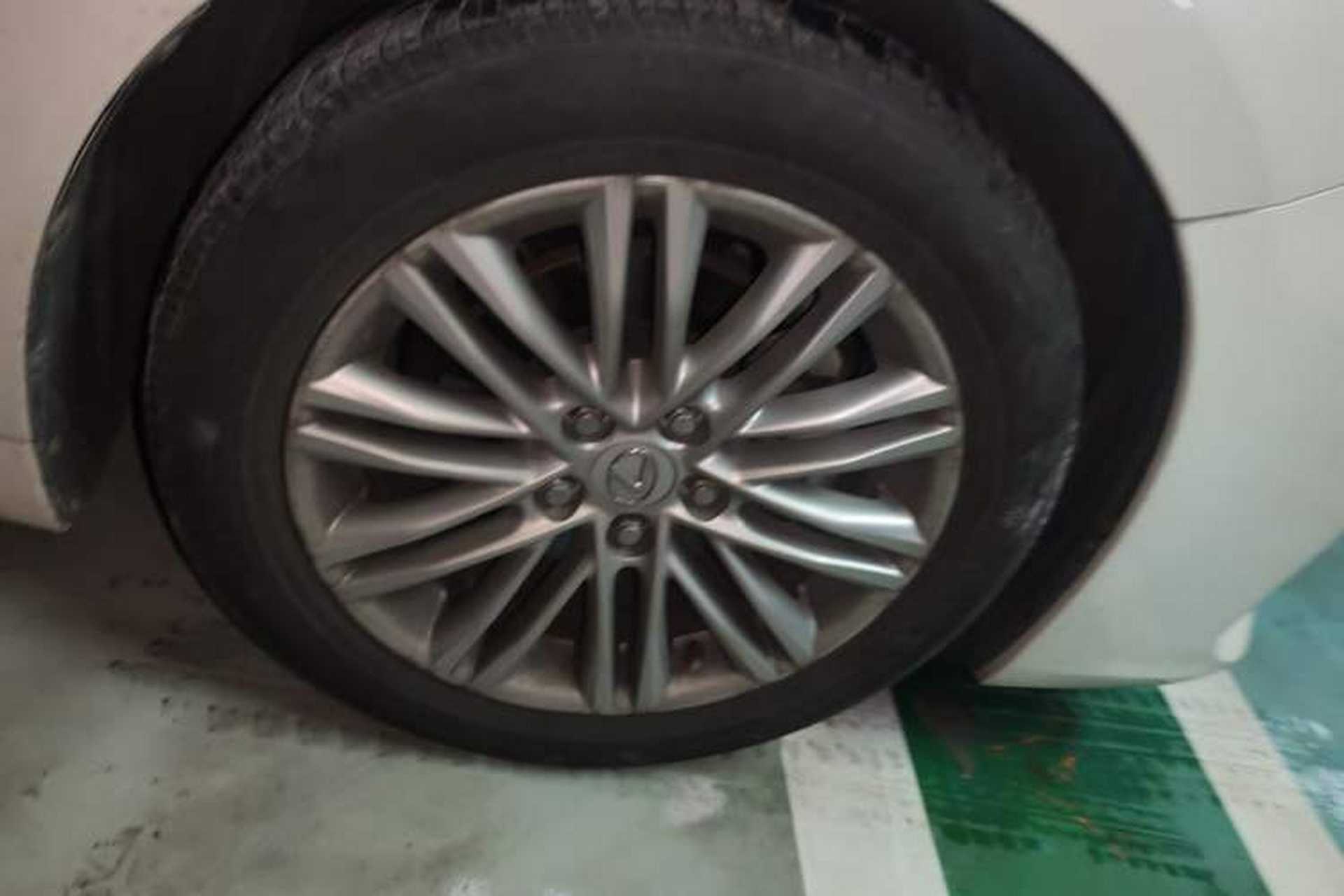 Used Lexus ES 2015 200 Comfort Edition Right Front Wheel Hub