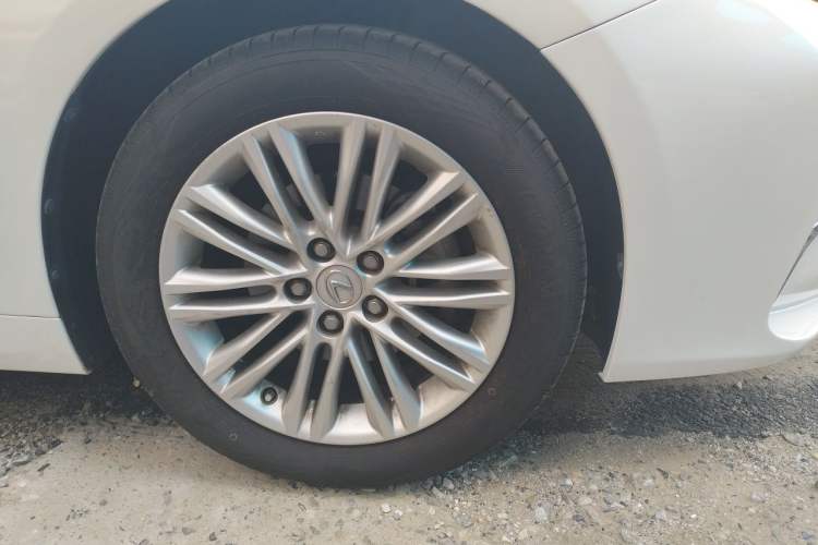 Used Lexus ES 2015 200 Elite Edition Right Front Wheel Hub