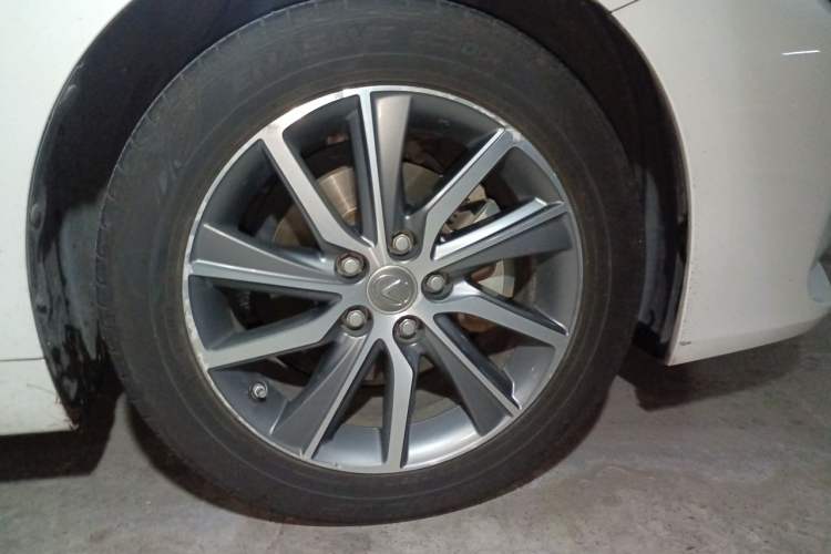 Used Lexus ES 2015 300h Comfort Edition Right Front Wheel Hub