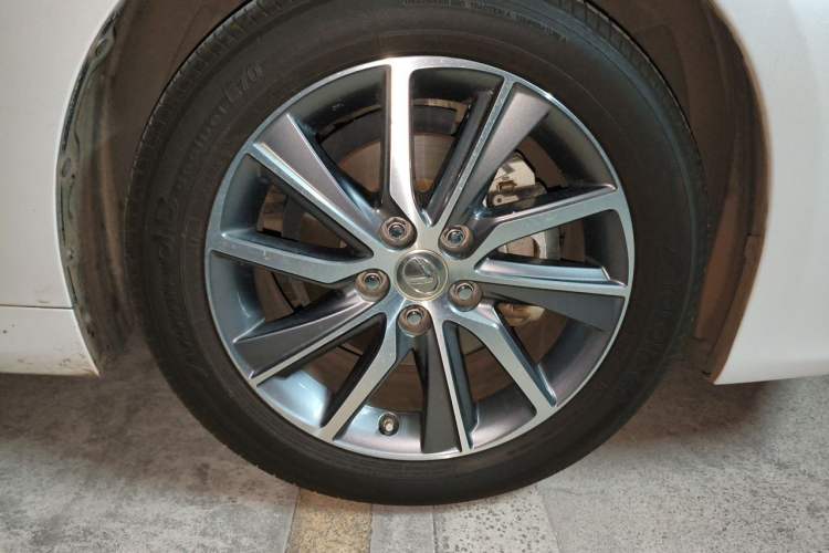 Used Lexus ES 2015 300h Comfort Edition Right Front Wheel Hub