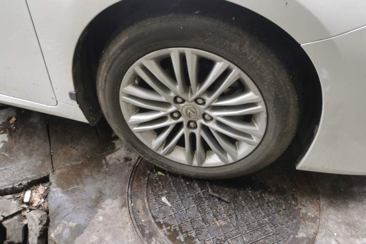 Used Lexus ES 2015 200 Elite Edition Right Front Wheel Hub