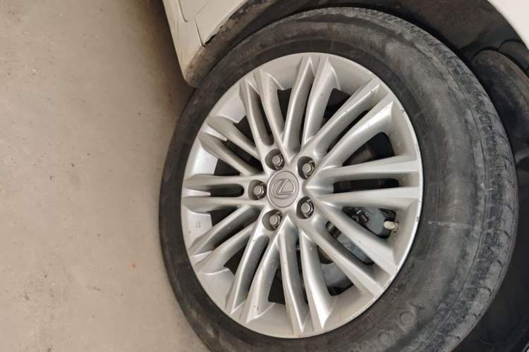 Used Lexus ES 2015 200 Elite Edition Right Front Wheel Hub