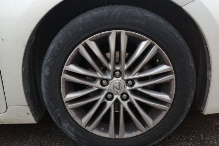 Used Lexus ES 2015 200 Elite Edition Right Front Wheel Hub