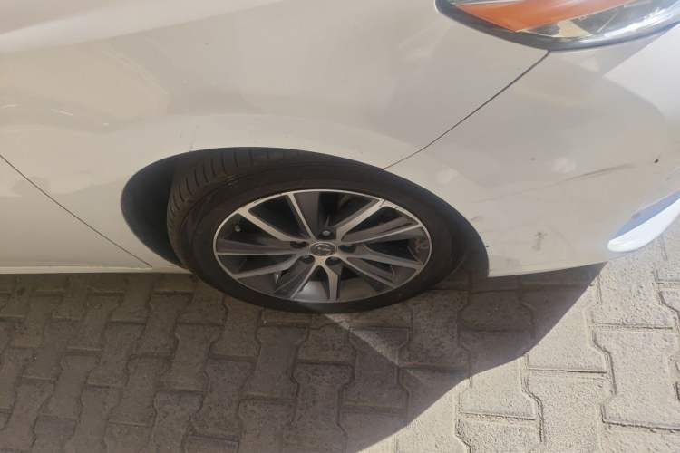 Used Lexus ES 2015 300h Comfort Edition Right Front Wheel Hub