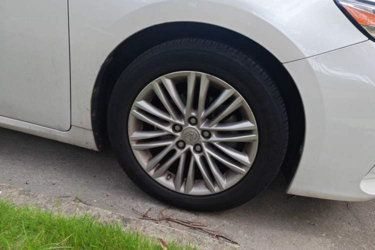 Used Lexus ES 2015 200 Elite Edition Right Front Wheel Hub
