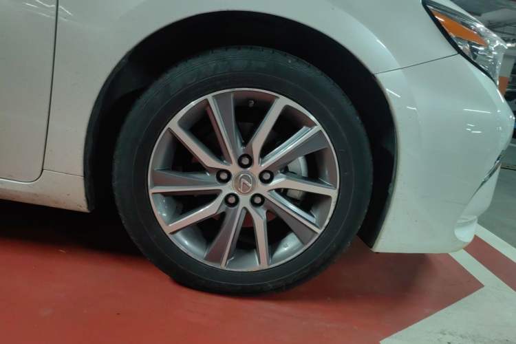 Used Lexus ES 2015 300h Comfort Edition Right Front Wheel Hub