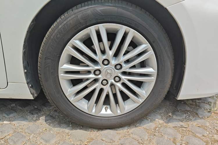 Used Lexus ES 2015 200 Elite Edition Right Front Wheel Hub