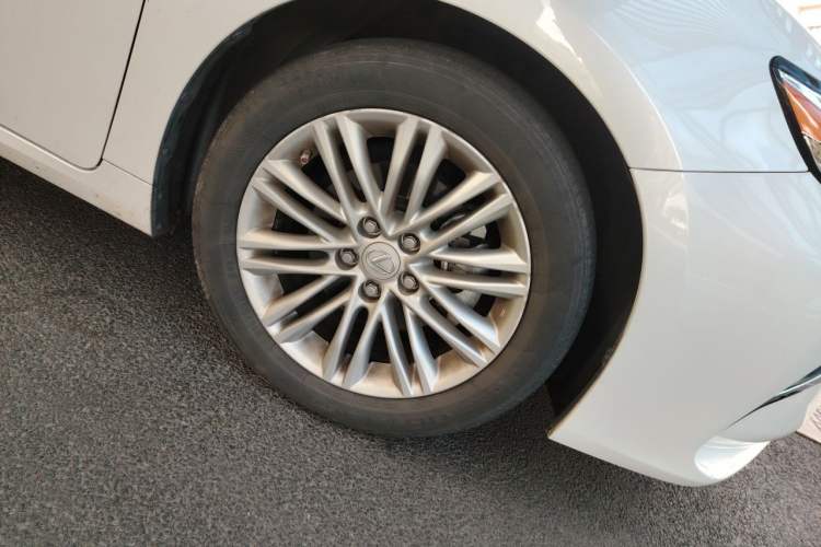 Used Lexus ES 2015 200 Elite Edition Right Front Wheel Hub