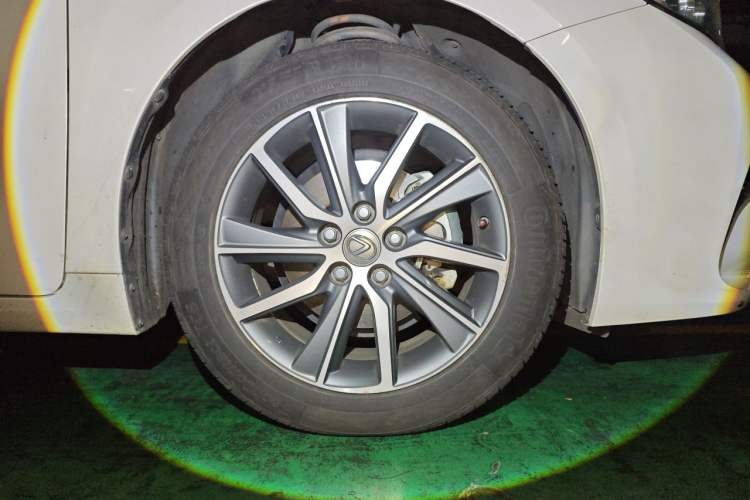 Used Lexus ES 2015 300h Comfort Edition Right Front Wheel Hub