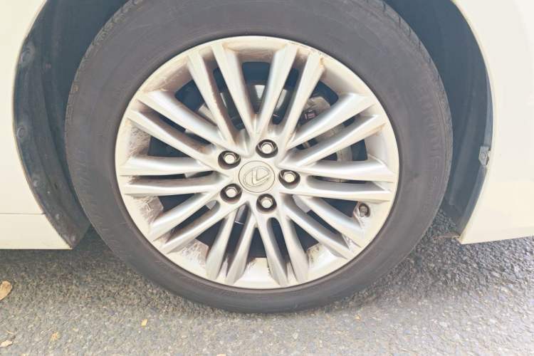 Used Lexus ES 2015 200 Elite Edition Right Front Wheel Hub