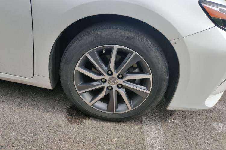 Used Lexus ES 2015 300h Comfort Edition Right Front Wheel Hub