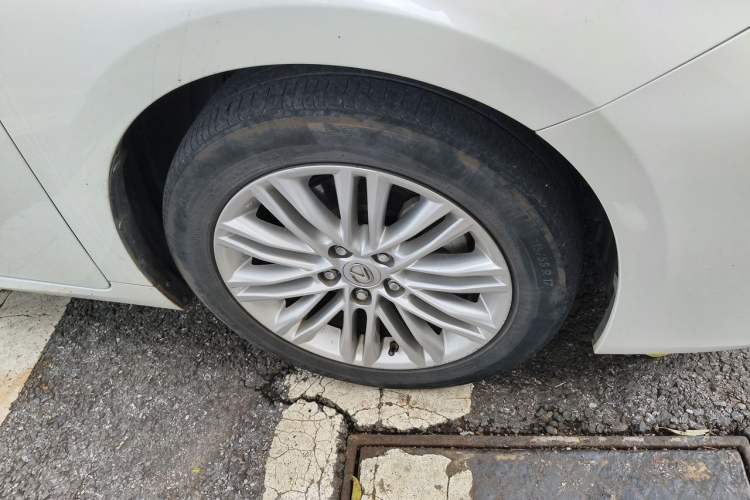 Used Lexus ES 2015 200 Elite Edition Right Front Wheel Hub