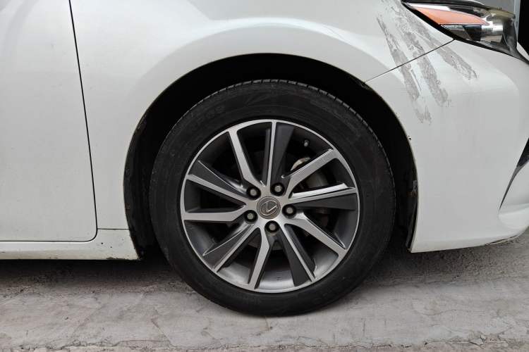 Used Lexus ES 2015 300h Comfort Edition Right Front Wheel Hub