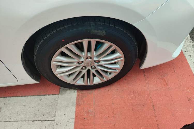 Used Lexus ES 2015 200 Elite Edition Right Front Wheel Hub
