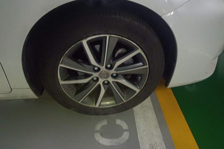 Used Lexus ES 2015 300h Comfort Edition Right Front Wheel Hub