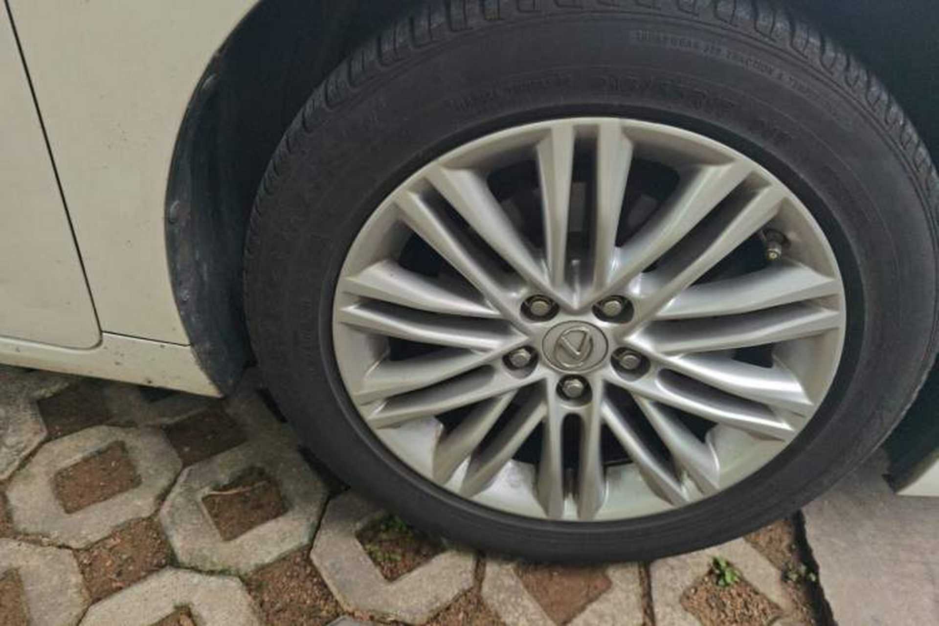 Used Lexus ES 2015 250 Elegant Edition Right Front Wheel Hub