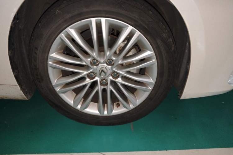 Used Lexus ES 2015 200 Elite Edition Right Front Wheel Hub