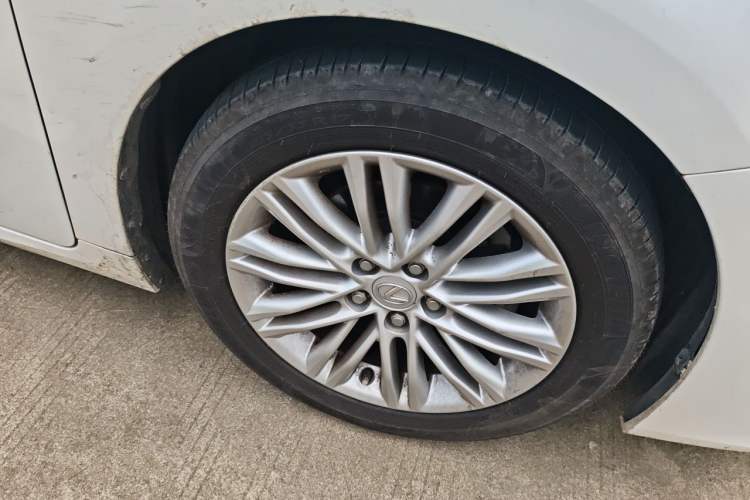 Used Lexus ES 2015 200 Elite Edition Right Front Wheel Hub
