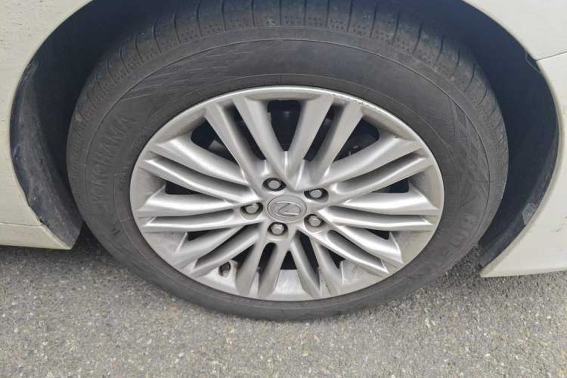 Used Lexus ES 2015 200 Comfort Edition Right Front Wheel Hub