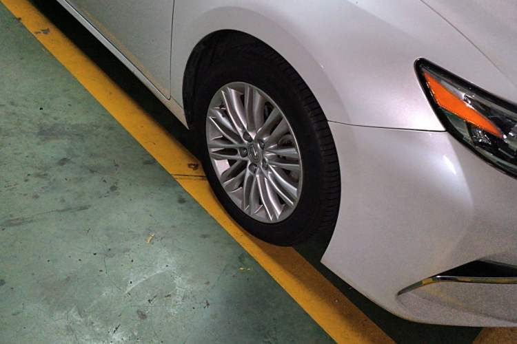 Used Lexus ES 2015 200 Elite Edition Right Front Wheel Hub