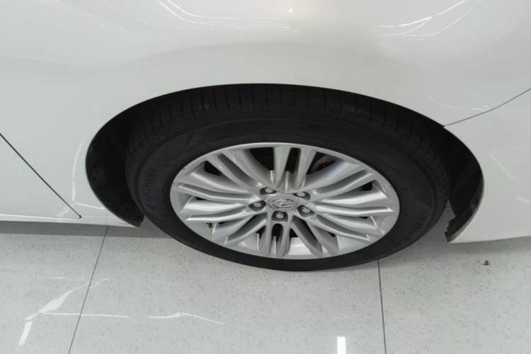 Used Lexus ES 2015 200 Elite Edition Right Front Wheel Hub