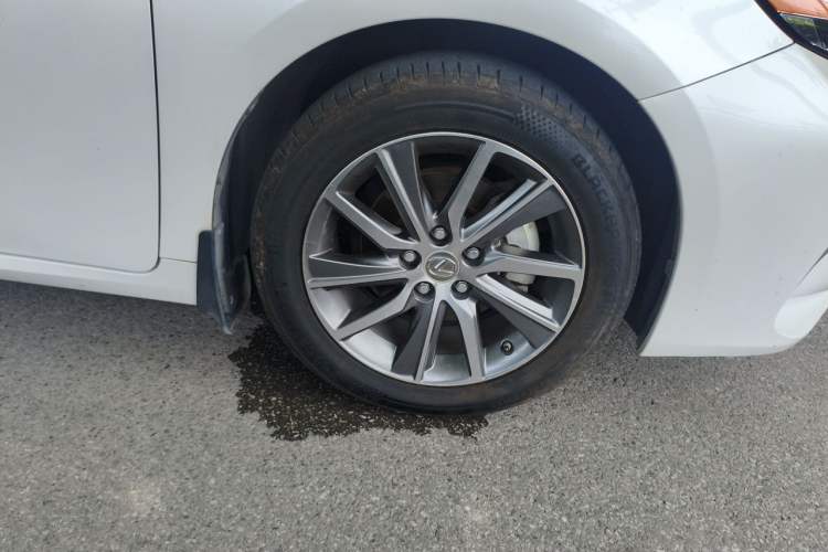 Used Lexus ES 2015 300h Comfort Edition Right Front Wheel Hub