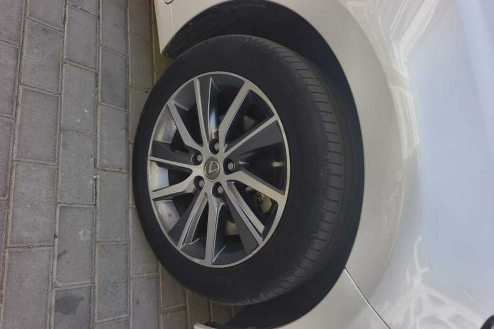 Used Lexus ES 2015 300h Comfort Edition Right Front Wheel Hub