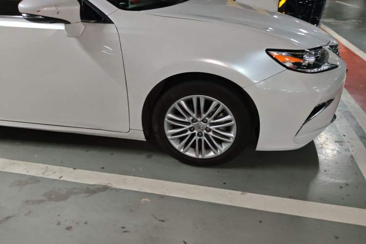 Used Lexus ES 2015 200 Elite Edition Right Front Wheel Hub
